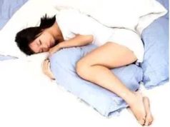 If Your Woman Sleeps With a Pillow Between Her Legs, This Is What It Means