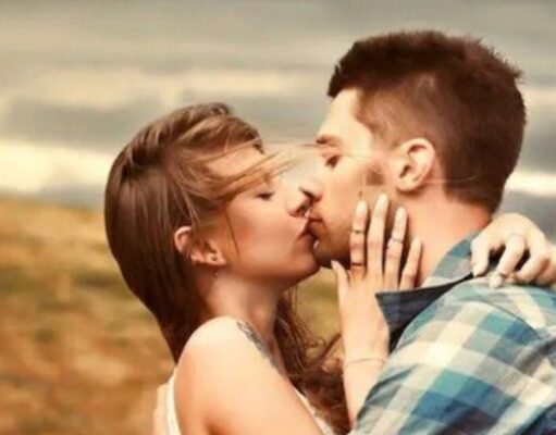 Seé reasons why you close your eyes while kissing
